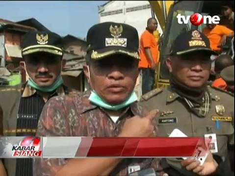 Satpol PP Bongkar Bangunan Liar di Bantaran Waduk Rawa Badung