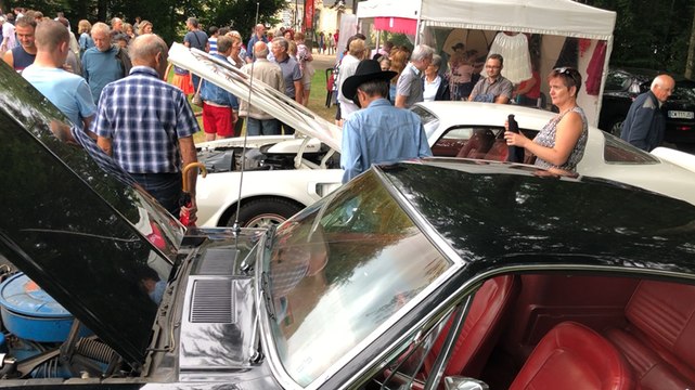 Les voitures anciennes attirent le public