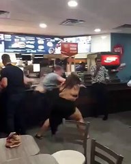 Erkekleri sıraya dizen kız