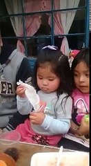 Sihirbazlık yapan minik kız