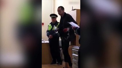 En garde à vue, il veut quand même finir sa soirée... Petite danse