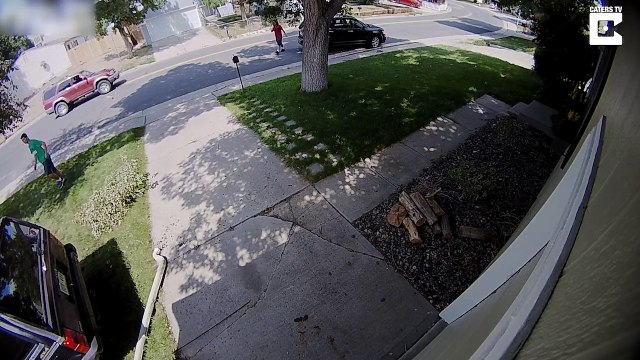 A toute vitesse, une voiture percute une maison