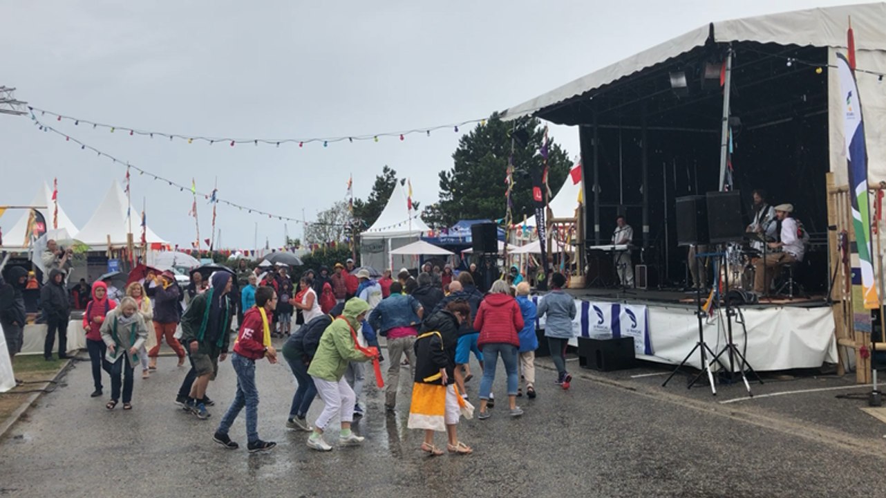 La pluie n’arrête pas les festivaliers au village