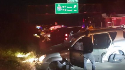 고속도로에서 승용차끼리 추돌...3명 부상 / YTN