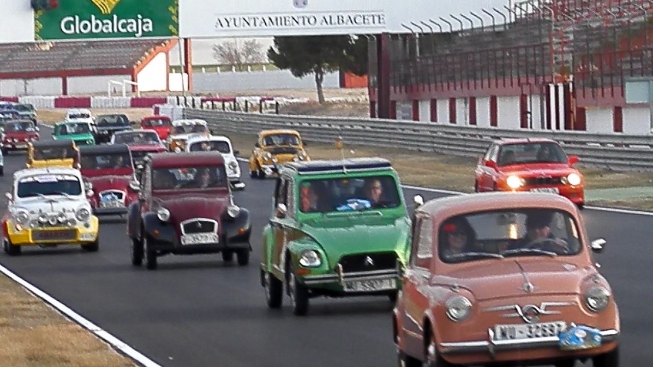 Concentración de Seat 600 en Albacete 2015. Salida en el circuito.