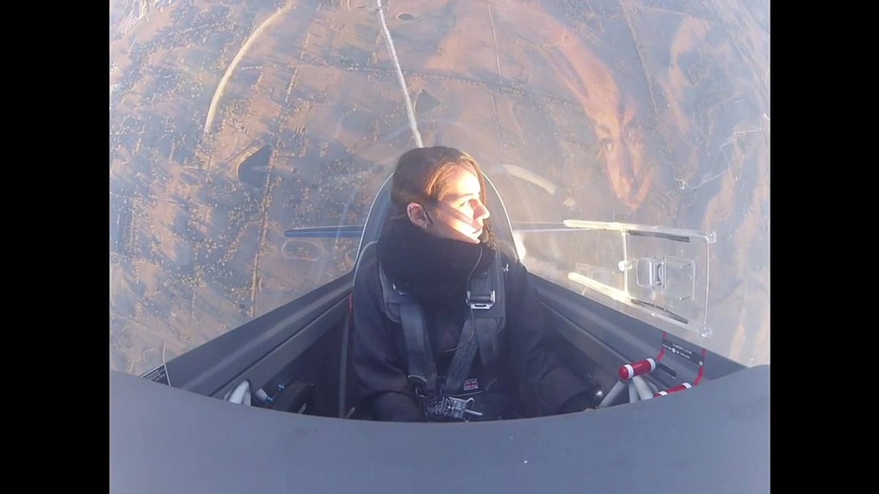La fumée remplit complètement le cockpit de l'avion pendant la rotation