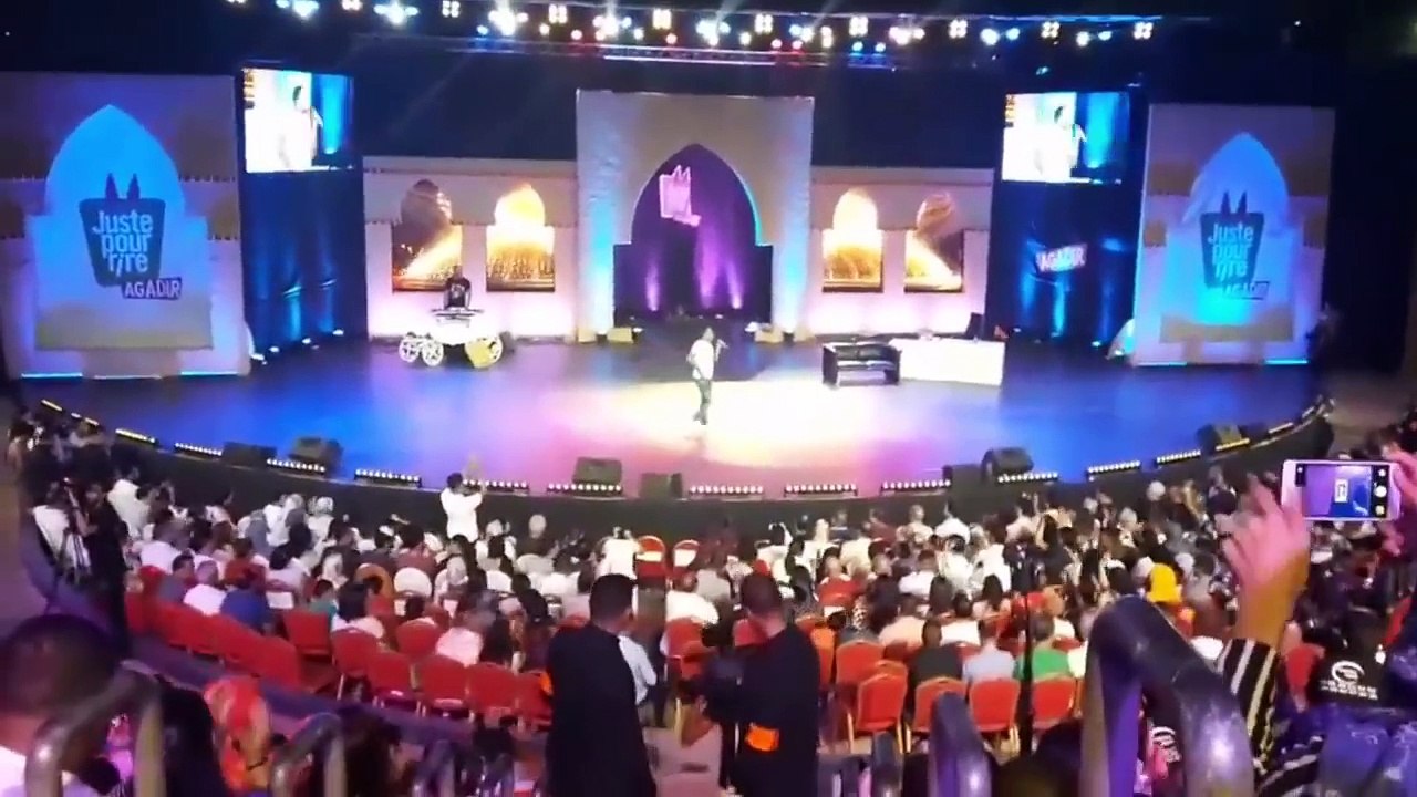 الكوميدي باسو خرج ليها كووود وعطا العصير لكلشي في مهرجان اكادير للضحك