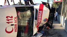 Bakırköy'de ambulans devrildi: 3 yaralı  - İSTANBUL