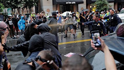 Una marea de manifestantes eclipsa una marcha neonazi en Washington