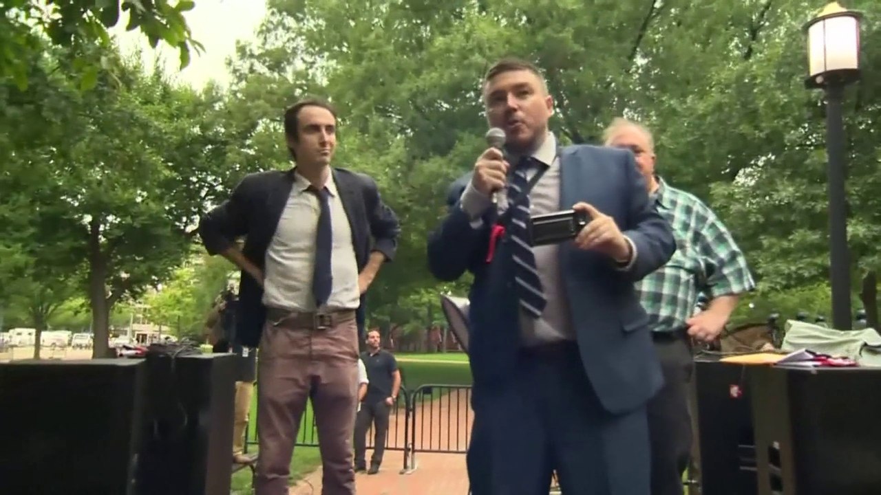 "Qui est intolérant ici ?" Un an après Charlottesville, une poignée de néo-nazis défie les antiracistes à Washington