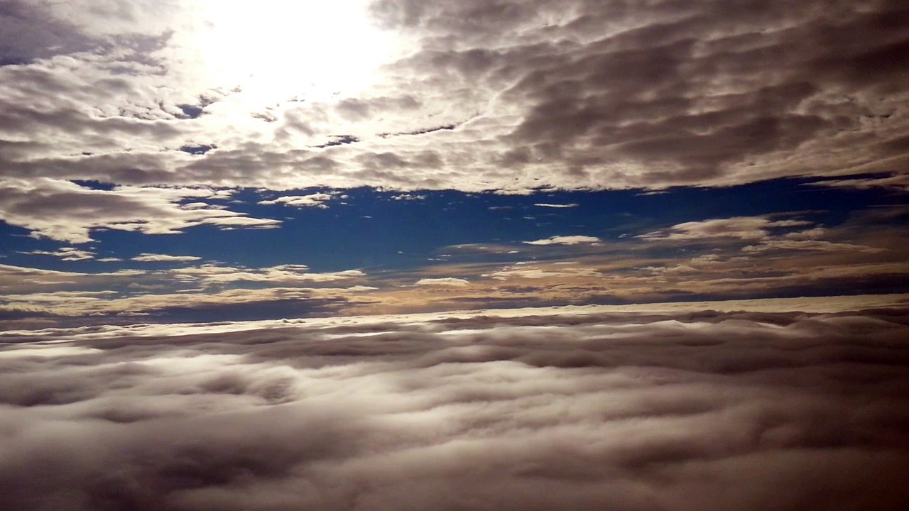 Alok Bhartia - Between_the_clouds - Nature Clip