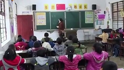 تبلغ من العمر 9 سنوات وتحمل اخوها يوميا على ظهرها