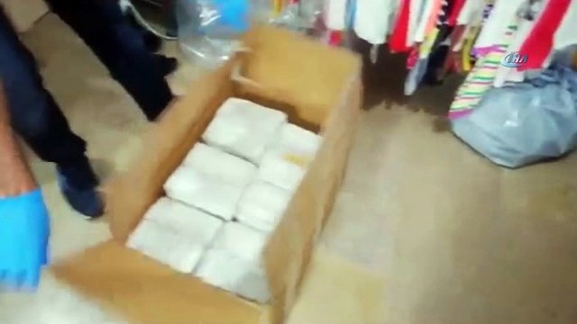 İstanbul polisinden uyuşturucu operasyonu...Operasyon anı kamerada