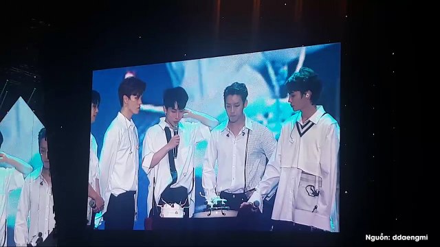 Fan Kpop xúc động khi thấy Eunkwang (BTOB) khóc nức nở tại concert cuối cùng trước khi nhập ngũ