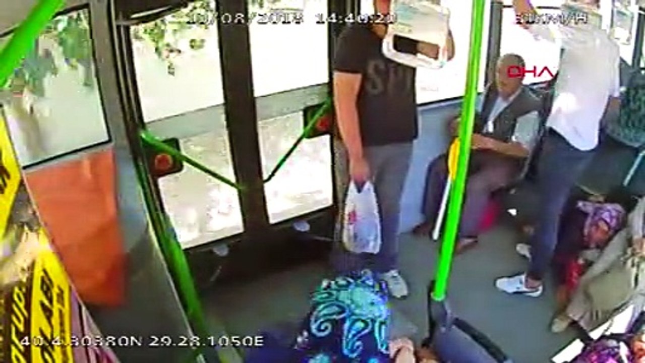Bursa'da yola pusu kuran saldırganlar, özel halk otobüsü taşladı! İşte o anlar