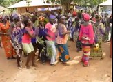 Saut spectaculaire d'un kankourang depuis le toit d'un bâtiment