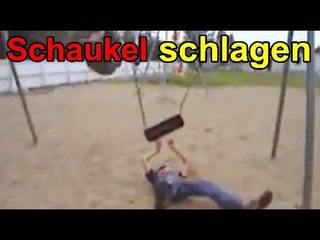 Ein Junge ist in den Kopf von Schaukel getroffen (slow motion)