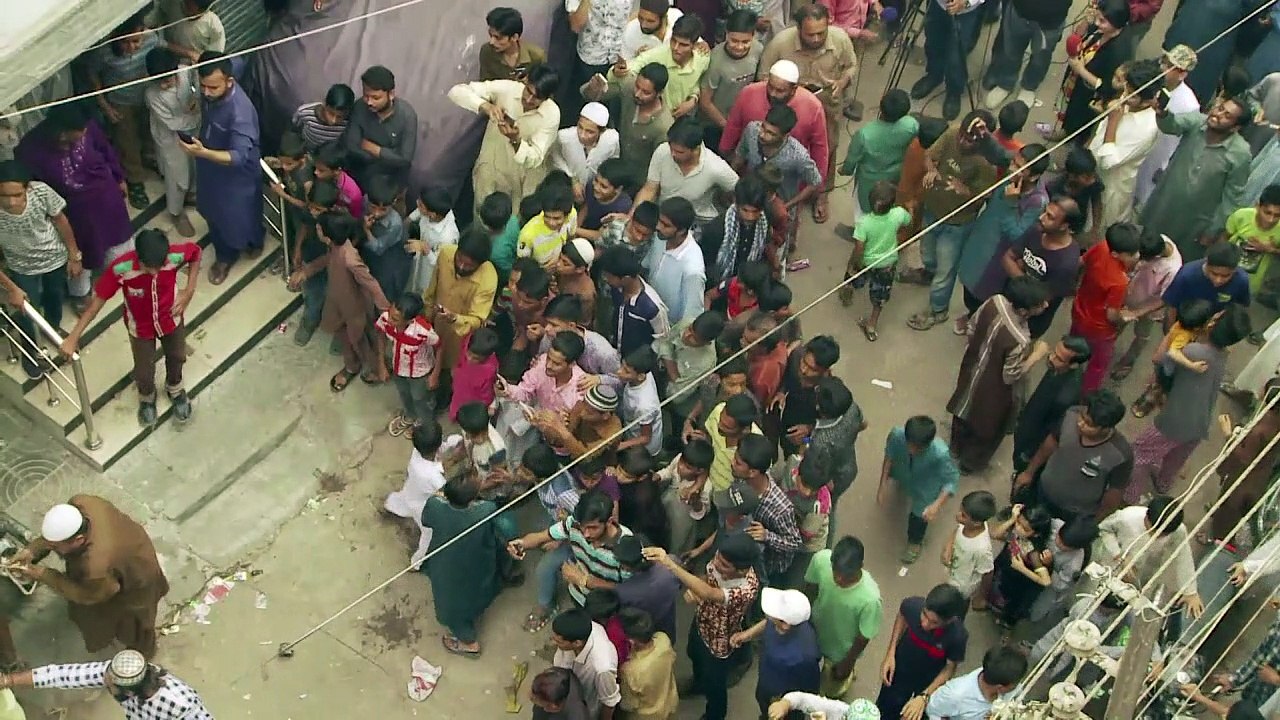 Cows hoisted from rooftop ahead of Eid festival sacrifices