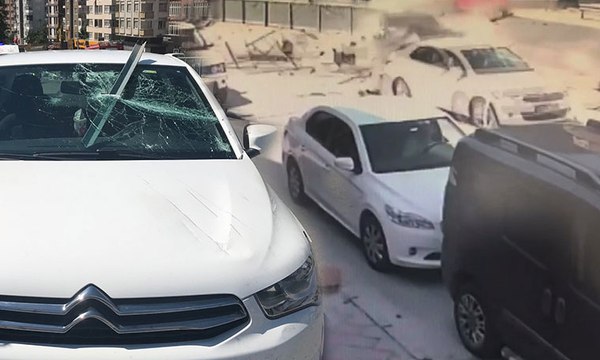 Kadıköy'de feci kaza... Bariyerlerden fırlayan demir ok gibi saplandı