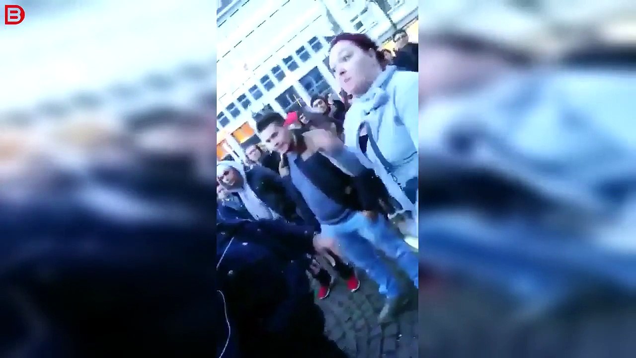 Cette manifestante ridicule simule un peu trop alors qu'une policière la repousse