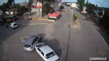Otomobil karpuz tezgahına daldı... O anlar kamerada