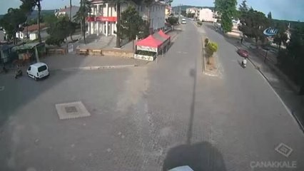 Otomobil Karpuz Tezgahına Daldı... O Anlar Kamerada