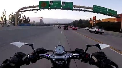 Un SUV renversé touche un motard et le mis par terre !