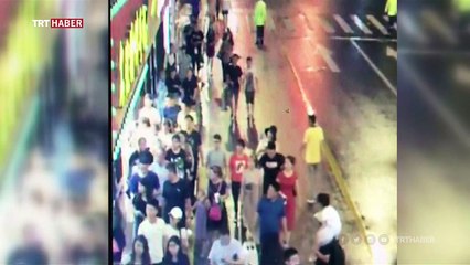 Çin'de dev bir tabela yoldan geçenlerin üstüne düştü