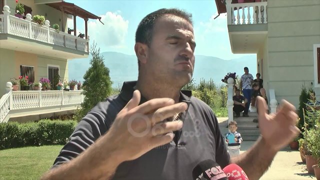 Ora News - Korçë, të armatosur e me maska hyjnë në banesë dhunojnë familjarin