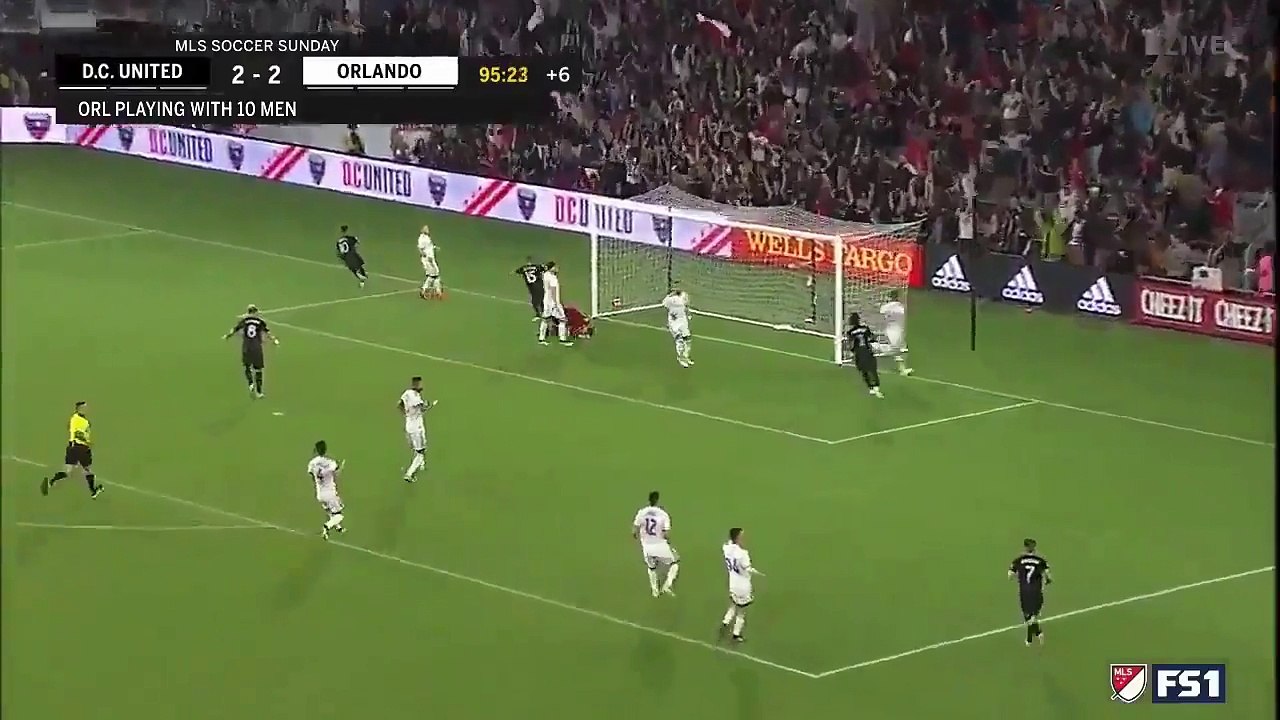 Wayne Rooney pasando de Carles Puyol a David Beckham en 5 segundos.