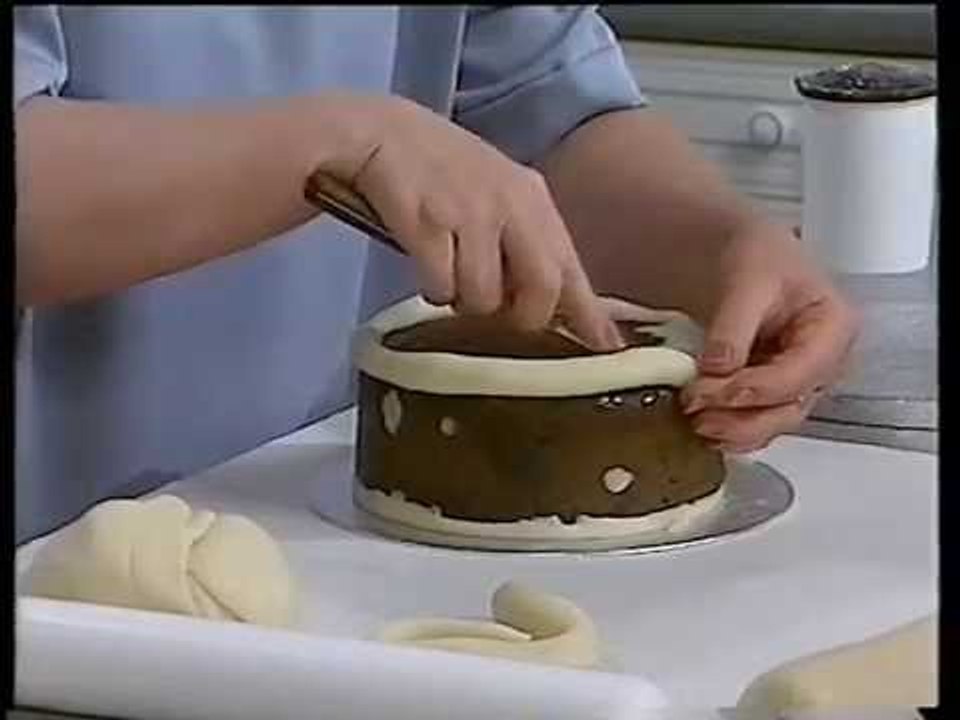 Decorating Wedding Cakes