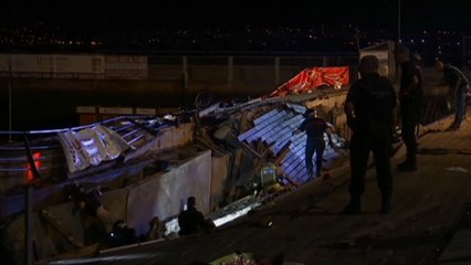 스페인 해변 전망대 무너져 300여 명 부상 / YTN