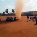 un tourbillon ravage tout sur son passage pendant une prière au Benin