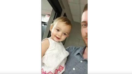 Un bébé découvre l'écho