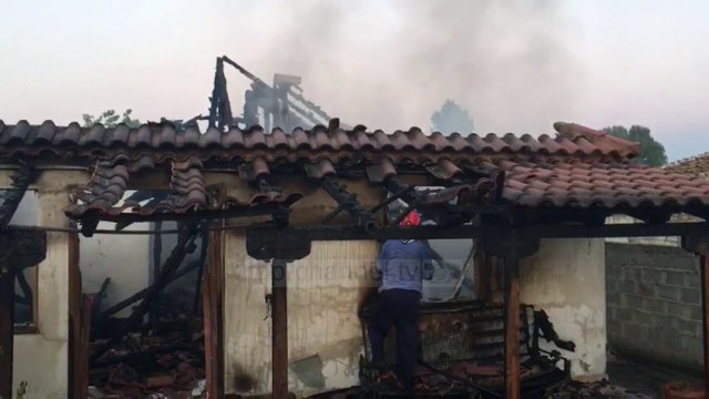Zjarri shkrumbon një banesë në Fier - Top Channel Albania - News - Lajme