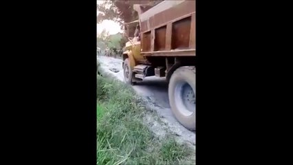 Download Video: Un gros camion tente de traverser un pont bien trop fragile et c'est le drame