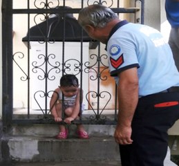 Kafası Korkuluklara Sıkışan Çocuğun Zor Anları