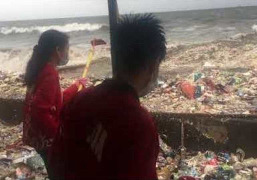 Volunteers Struggle to Stop Garbage Washing Ashore in Manila Bay