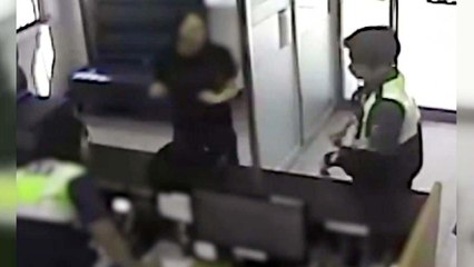 [좋은뉴스] 버려진 고양이...주인 찾아 나선 경찰 / YTN