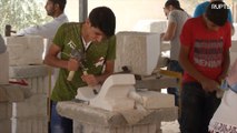 لاجؤون سوريون يتدربون على إعادة  ترميم آثار سوريا
