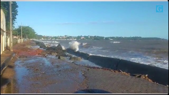 Ressaca do mar em Anchieta