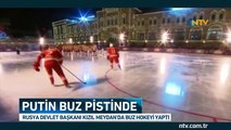 Putin bu kez de Kızıl Meydan'da buz hokeyi oynadı