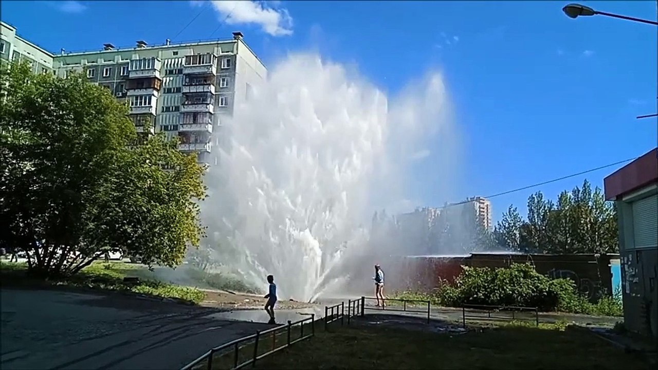 Un énorme jet d'eau apparaît au milieu de la route