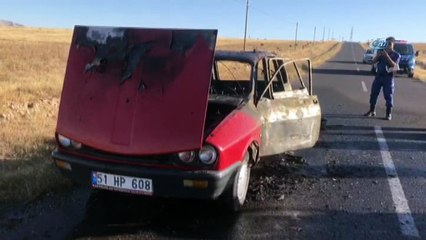 Niğde’de seyir halindeki otomobil yandı