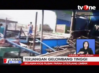 Belasan Kios Ambruk Diterjang Gelombang Tinggi