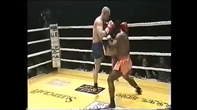 Το εναέριο ψαλίδι γόνατο του Iron Mike που έγραψε ιστορία! Απολαύστε το θεαματικό νοκ αουτ του πρωταθλητή μας, απέναντι στον βαρύτερο και επικίνδυνο Headhunter