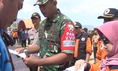 Pemerintah Bagikan Buku Tabungan Kepada Pengungsi Gempa