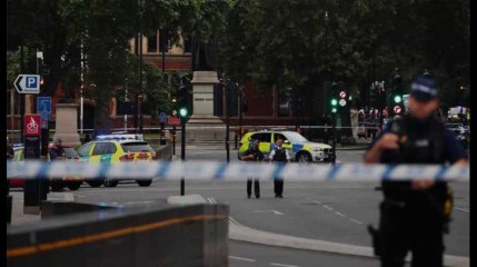 Londres: une voiture fonce dans la clôture du Parlement britannique
