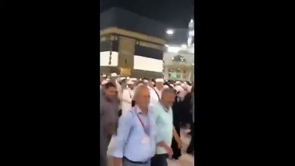 حاج يحاول اقتحام باب الكعبة، والشرطة تتدخل