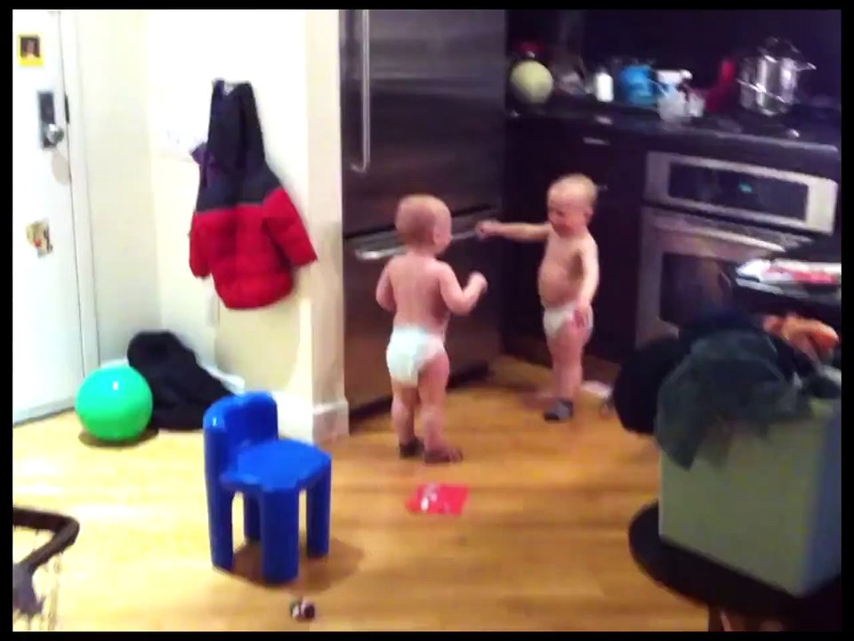 Quand des bébés jumeaux se lancent dans une conversation...